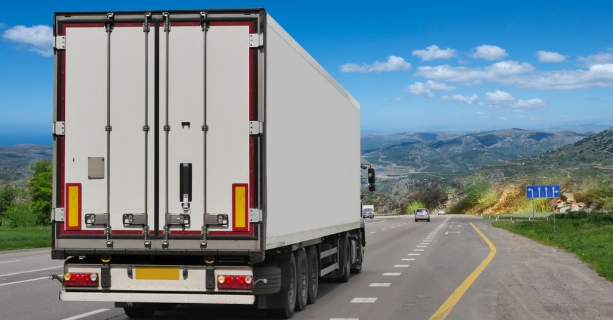 Tips to Avoid Reckless Drivers In a Large Truck